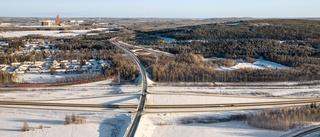 Han bor 35 meter från nya väg- och järnvägskorridoren