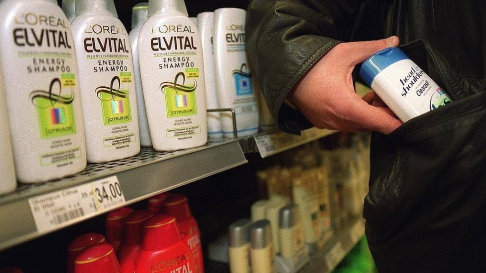 En kvinna misstänks ha stulit från en matbutik i Piteå.