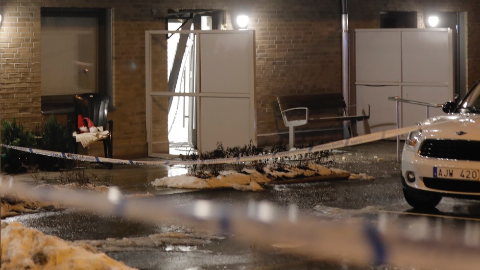 En explosion inträffade vid en port till ett flerfamiljshus i Falkenberg.