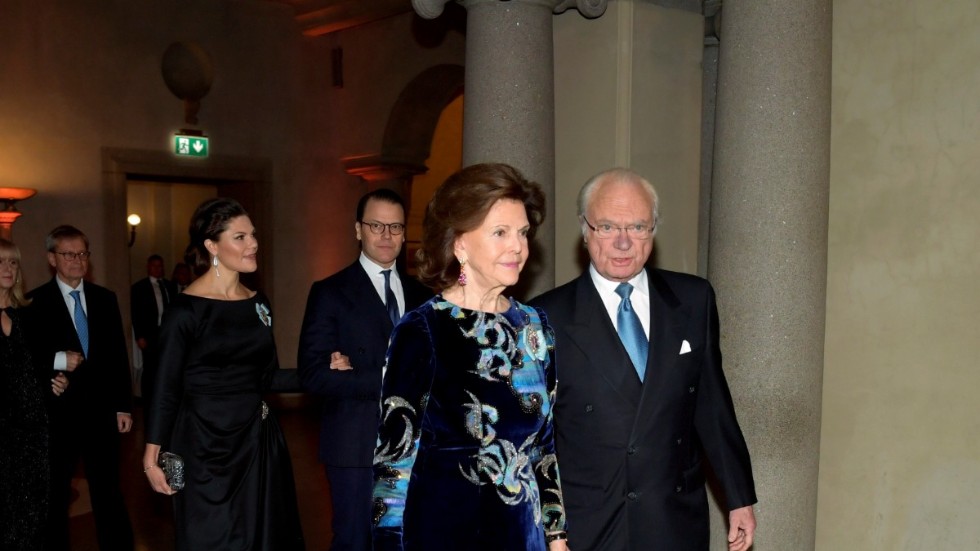Drottning Silvia närvarade vid Nobelceremonin i Stockholms stadshus i fredags tillsammans med kung Carl Gustaf, kronprinsessan Victoria och prins Daniel.
