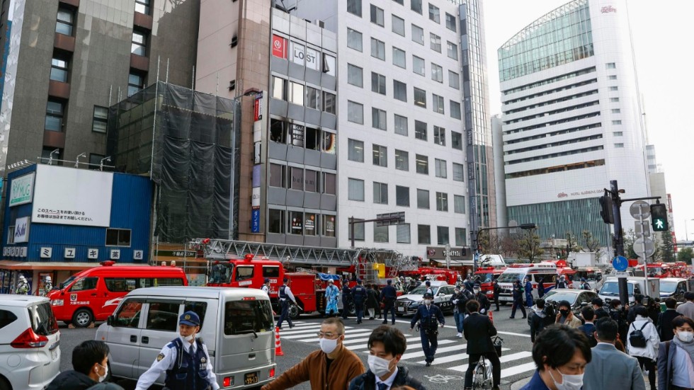 Räddningstjänsten arbetar vid byggnaden i Osaka där minst 24 människor miste livet i en brand på fredagsförmiddagen.