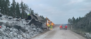 TV: Här sprängs berget vid riksvägen • Trafiken stod stilla i över en timme