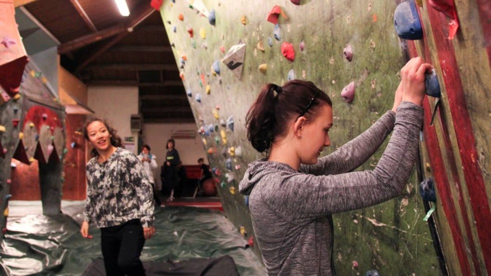 NYA UTMANINGAR. Efter passet på den högsta väggen avslutade Ebba Björk (närmast) och Lovisa Gustafsson med friklättring i boulderavdelningen.