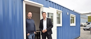 Fartygscontainer byggs om till flexibel lägenhet