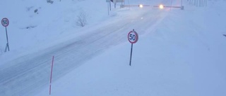 Starka vindar – bussar blåste av vägen