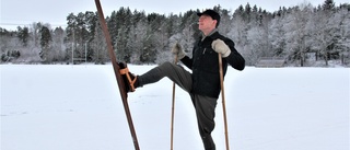 Vasaloppet firar 100 år – han ska åka med 120 (!) år gamla skidor • ”Hur fasen gör man?”