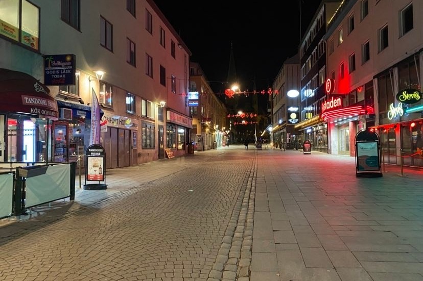 Två män, 25 och 34 år gamla, har häktats som misstänkta för misshandel på Ågatan. 