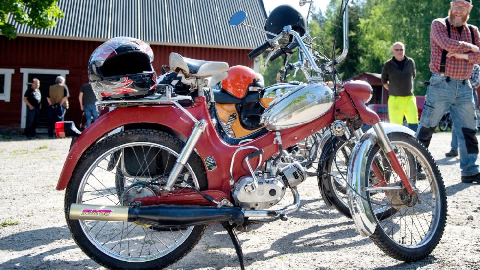 En man som fått sin moped förstörd av en trasig sprayburk har inte rätt till ersättning eftersom han reklamerade burken för sent. (Mopeden och personerna på bilden har inget med texten att göra.)