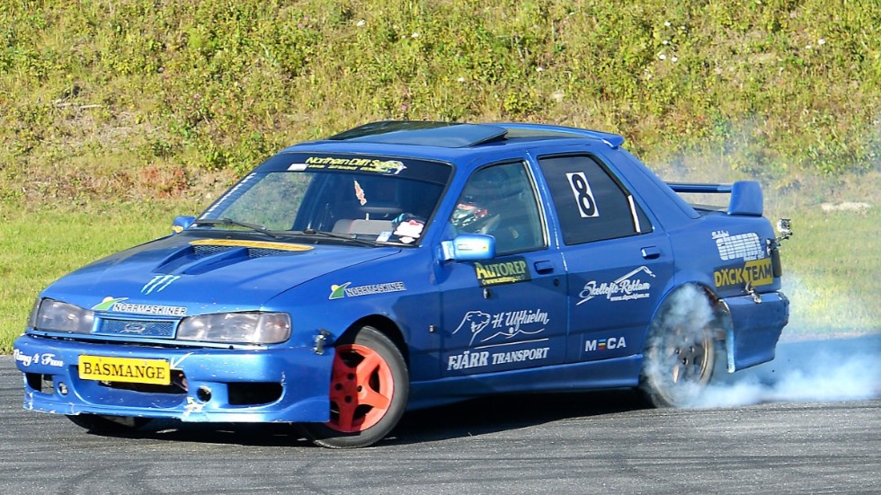 Däckslitage. Magnus Larsson körde med full gas under kvällens träning. Foto: Jeanette Lövgren.
