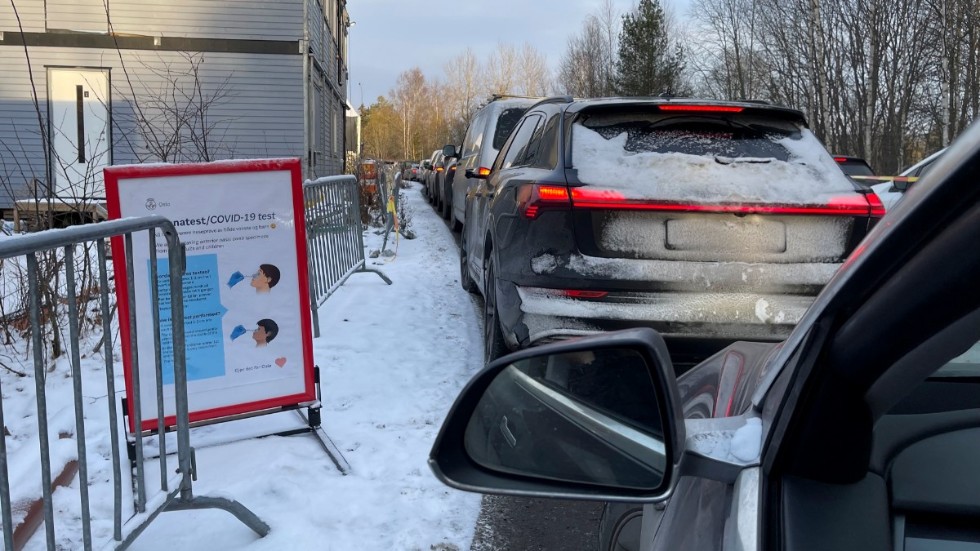 Människor väntar i sina bilar för att testas för covid-19 i Mortensrud i Oslo, i Norge. Arkivbild.