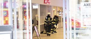 Fullt pådrag vid befarad brand i centrumgalleria