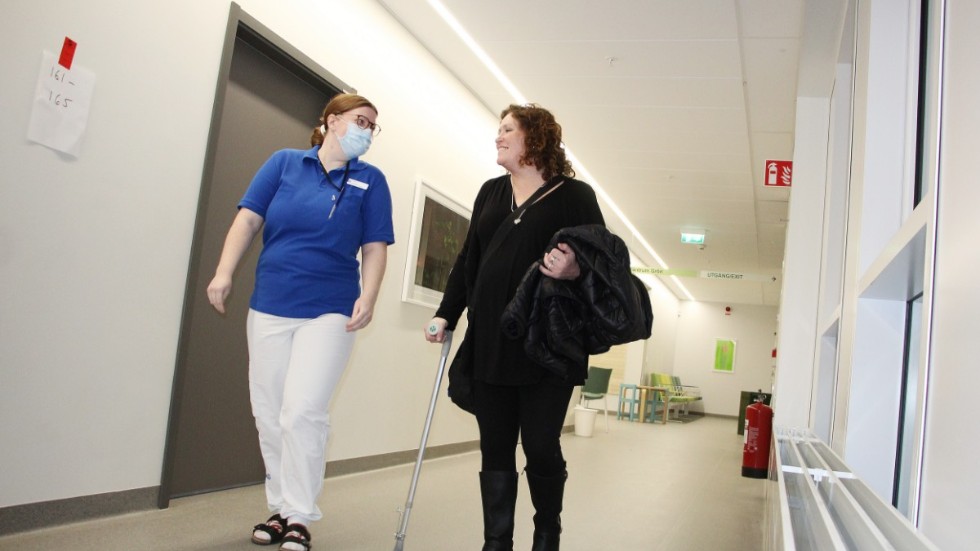 Fysioterapeuten Lovisa Stålfors och Maria Eriksen på väg in till det bokade mötet för bedömning.