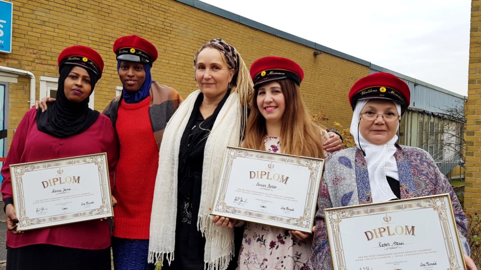 Hanna Jama, Habibo Ibrahim, Samah Bahlo och Rafah Atassi är fyra nya ledare. Nu vet de mer om sig själva och om hur man leder andra. Sira Jokinen Lisse, i mitten, är projektledare i Världens Mammor.