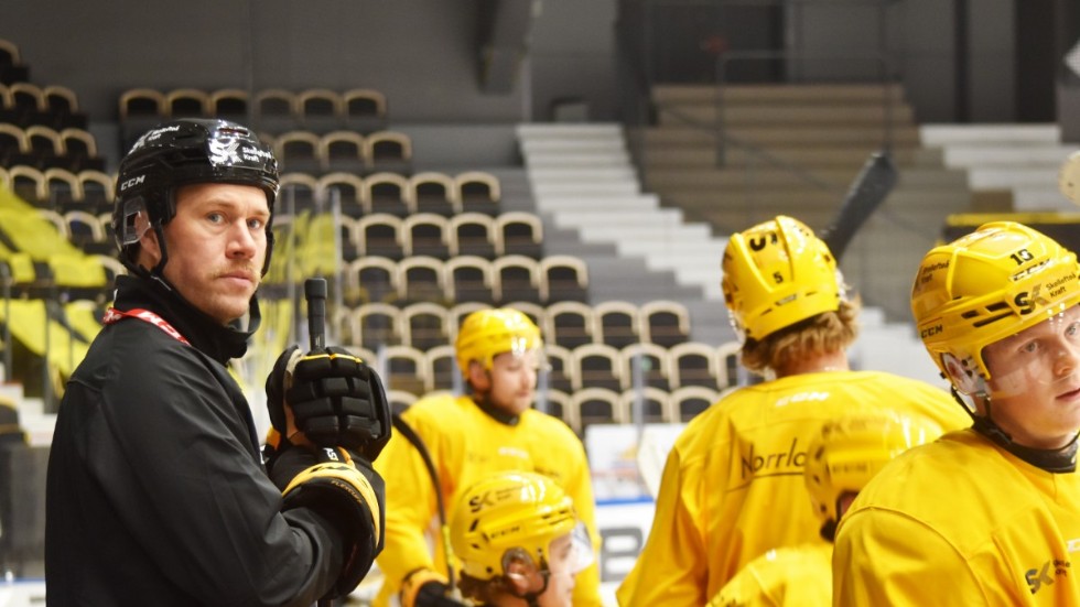 Andreas Falk hoppas på seger mot sitt gamla lag. "Vi måste bli bättre på att hålla i och vårda pucken", säger han. 