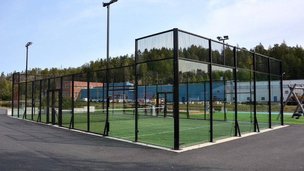 Padelbanan i Gusum är fortfarande stängd efter vandaliseringen i somras.
