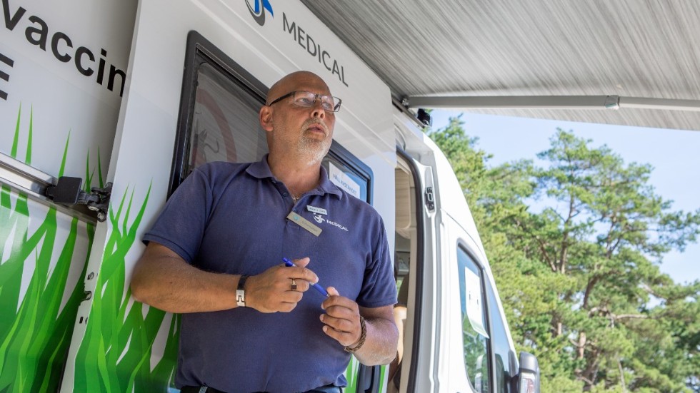 Det är första gången en fästingvaccinationsbuss rullar på Gotland, säger Anders Larm.