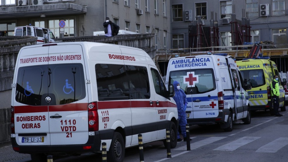 Antalet coronasmittade fortsätter att stiga i Portugal. På bilden syns ambulanser utanför ett sjukhus i Lissabon. Arkivbild.