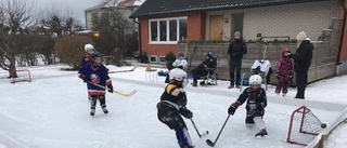 De har byggt egen hockeyrink – "För ungdomarnas skull"