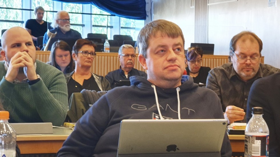 Sverigedemokraternas gruppledare Per Göransson föreslår att arbetsmarknadsförvaltningen läggs ned och att Komvux flyttas till barn- och utbildningsförvaltningen.