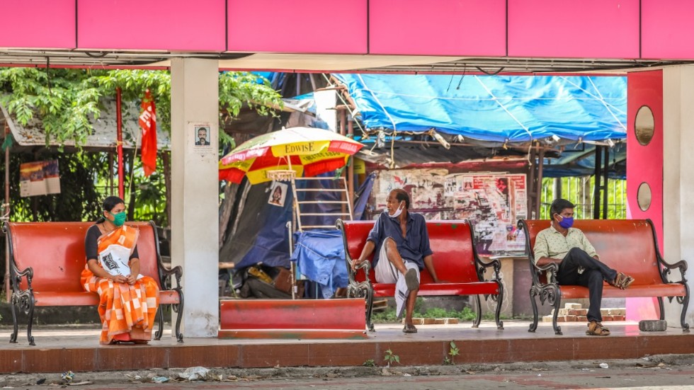 Social- och fysisk distansiering på busstationen i Ernakulam, Kerala. 