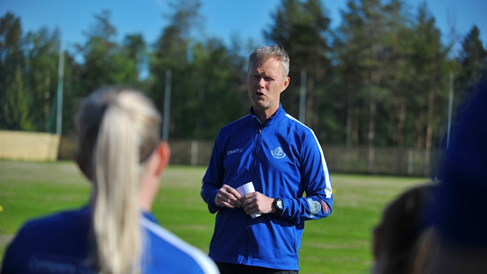 Kenneth Pääjärvi står nu utan tränaruppdrag sedan det blev klart att laget hoppar av spel i division 1 för att börja om i division 3. (Arkivbild)