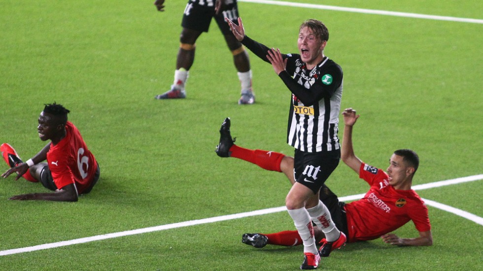 Adam Egnell ville ha straff i mötet med Vasalund i onsdags.