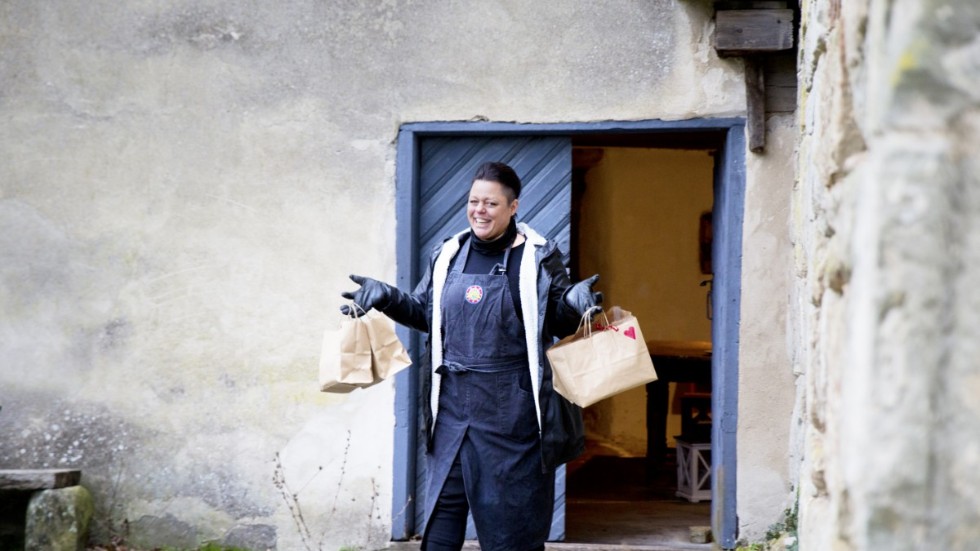 Kocken och food-truckföretagaren Martina Jakobsson med julkassar utanför Kattlunds museigård. ”Jag hade inte klarat av att göra det här själv. Man blir starkare tillsammans”, säger hon.