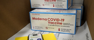 Första dosen av Moderna-vaccin i USA