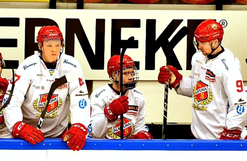 Här sitter han, Almtunas 17-åring som inledde målskyttet mot Vita Hästen. Ett klockrent slagskott i powerplay, rakt upp i nättaket. Oskar Asplund var namnet.