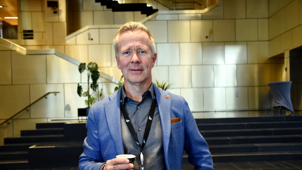  "Vi har inte råd att slösa bort tiden och riskera att ännu fler lärare försvinner från våra skolor", säger Mats Taaveniku, gruppledare (S). 