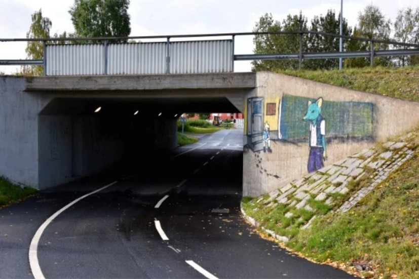 När det misstänkta våldtäkten inträffade var det mörkt utomhus medan gångtunneln var väl upplyst.
