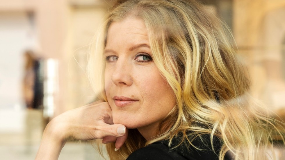 Anna Karolina har rötterna i Finspång. Nu är hon aktuell med en helt ny deckarserie.
