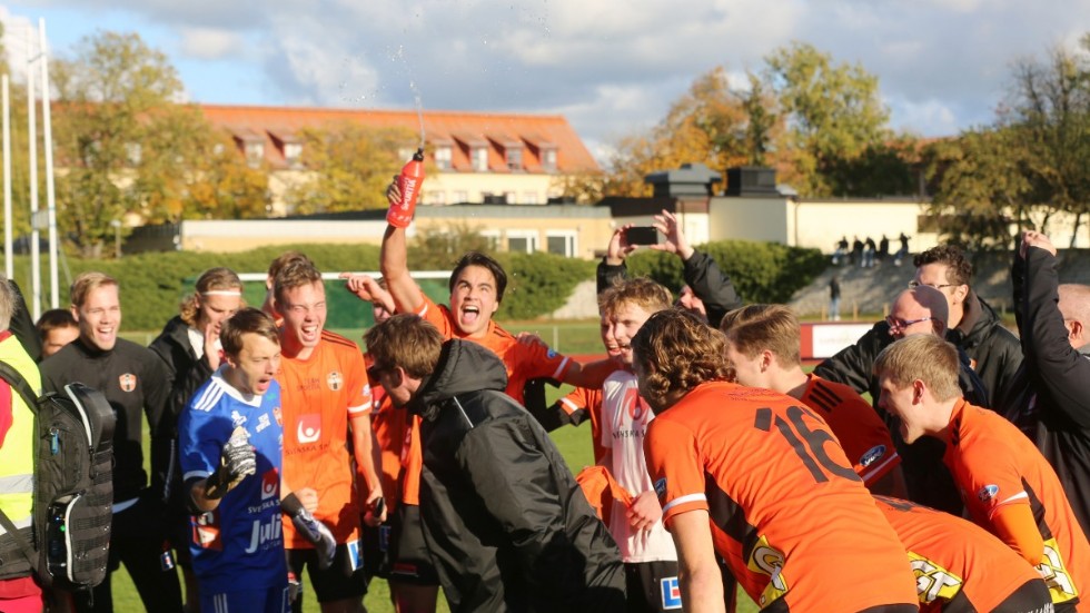 Segerjubuel i FC Gute efter att kontraktet till division två säkrades på Gutavallen förra säsongen. 