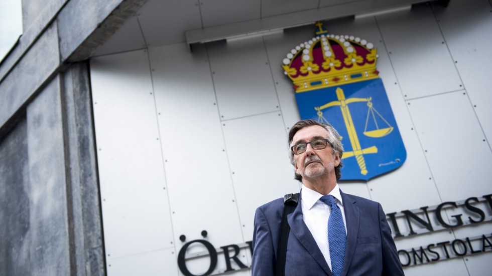 Gunnar Falk, advokat som företräder Toni Larsson, tror att hans klients straff kommer att omvandlas till ett tidsbestämt på 24 år. Det innebär i så fall att 63-åringen försätts på fri fot i oktober 2024. Bilden togs vid den förra förhandlingen, sommaren 2019.