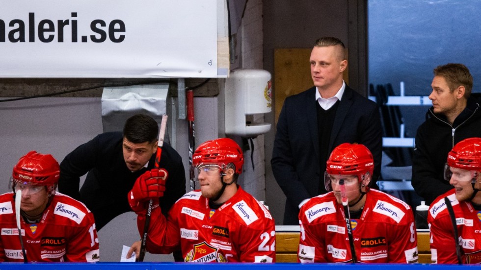 Almtunatränaren vill inte se sina spelare sitta i utvisningsbåset oavsett vad man tycker om domaren. Nu kommer Mora till Upplands Bilforum Arena.