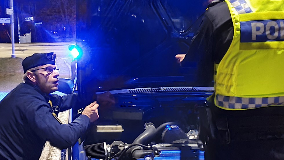 Trafikpoliserna Joakim Stenman och Joakim Berg har stoppat en A-traktor som gås igenom i sökandet efter tecken på manipulation.