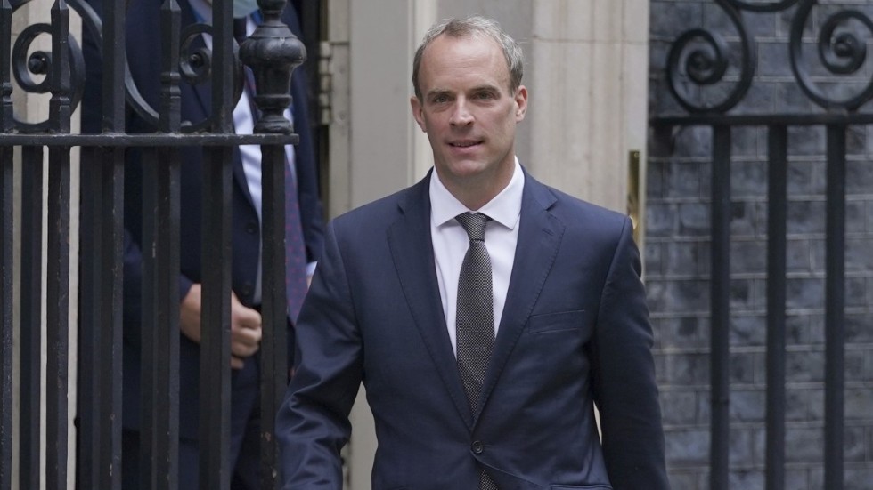 Storbritanniens utrikesminister Dominic Raab slår tillbaka mot amerikanska anklagelser. Arkivbild.