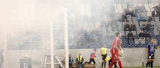 Rök och bengaler stör fotbollen