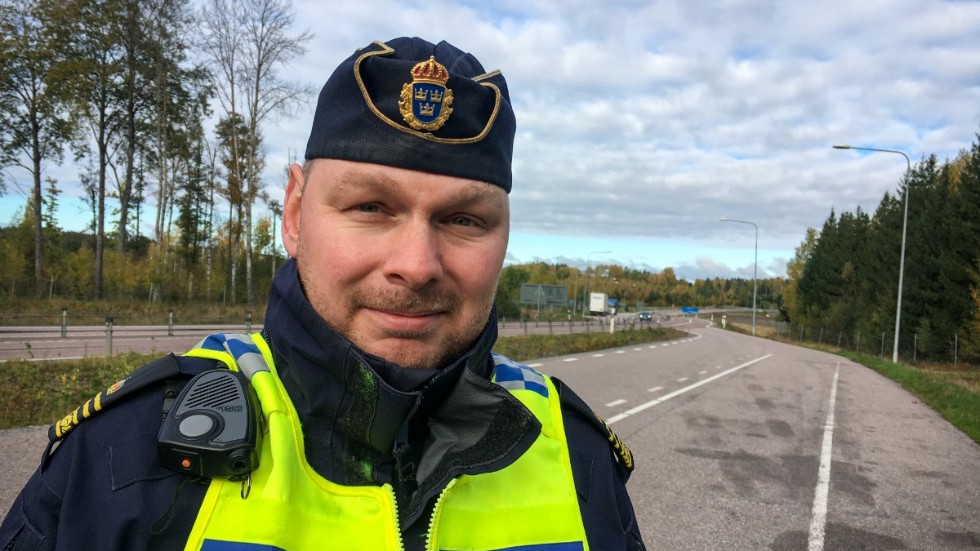 Björn Thunblad, gruppchef för trafikpolisen i Eskilstuna, säger att eftersöksjägarna brukar kontakta polisen för att uppmärksamma när det finns hål i viltstängsel.