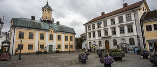 Slagen och rånad i centrum – mitt på dagen • Nu söker polisen vittnen