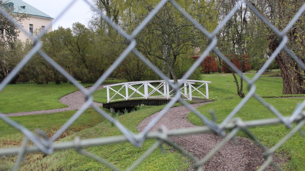 Slottsparken ger idag ett stängt och avvisande budskap till Linköpingsborna, skriver artikelförfattarna.