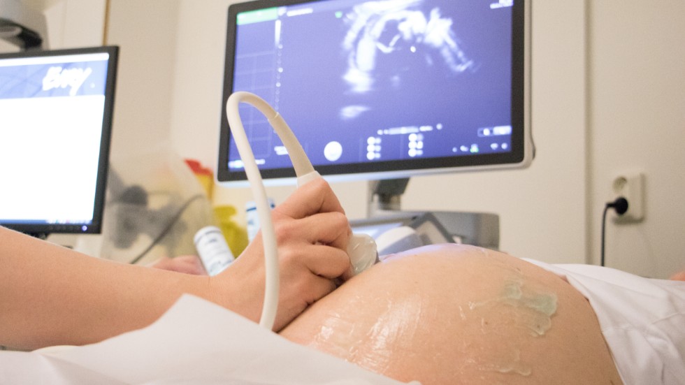 Barnmorskebristen stängde i veckan en hel BB-avdelning i Stockholm, och födande kvinnor kan tvingas åka ut till andra sjukhus i Mälardalen. På Mälarsjukhuset tar man emot om plats bara finns. "Viktigast är att kvinnorna får vara trygga med att de har någonstans att föda, sjukhusen samarbetar", förklarar förlossningschefen. Bilden är tagen på ett annat sjukhus.
