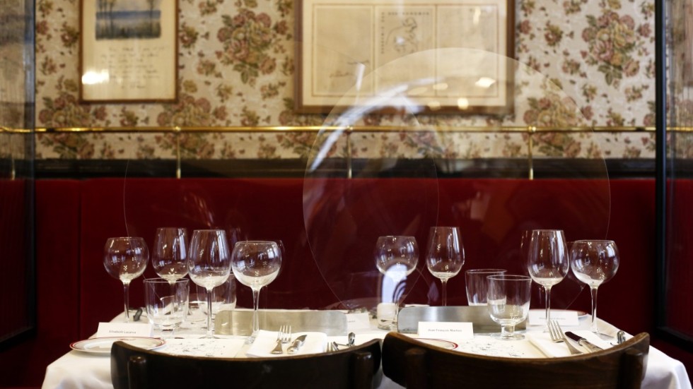 En restaurang i Paris som delat av sällskapen med plastskärmar. Bilden är från i juni 2020.