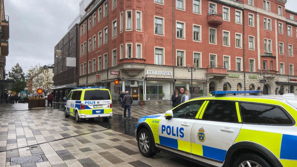 Minst fyra polisbilar fanns på plats runt Fristadstorget i centrala Eskilstuna på torsdagsförmiddagen.
