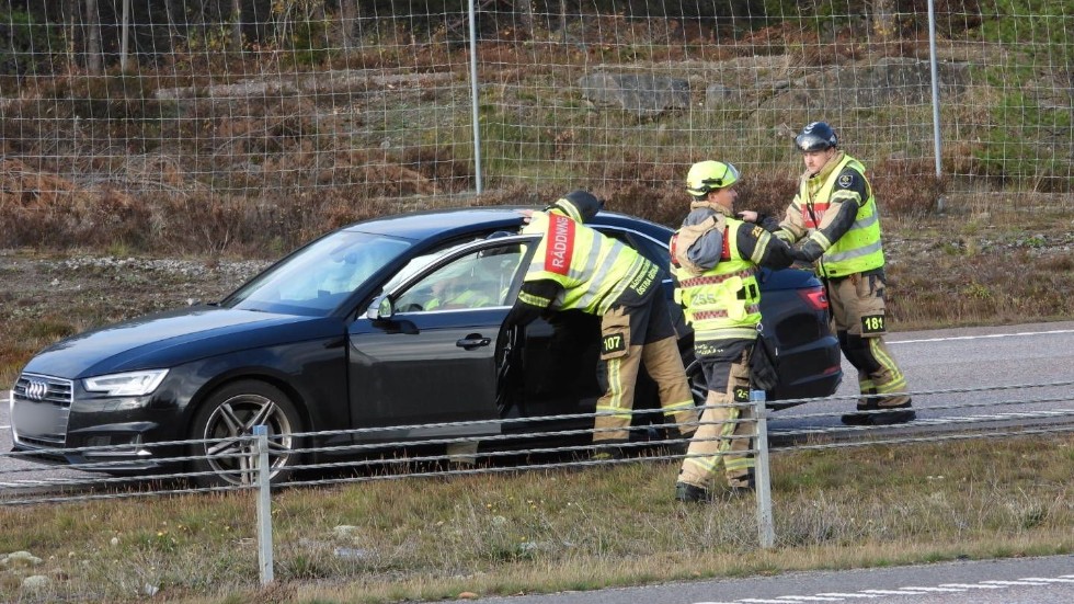 Räddningstjänsten på plats efter olyckan på E4:an.