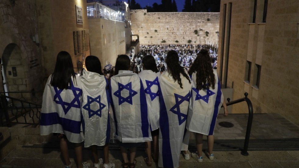 Deltagare i flaggmarschen stannar vid Västra muren i centrala Jerusalem.