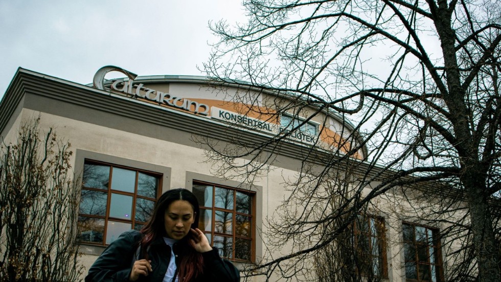 För nio år sedan försökte Nyköpingsbon Jessika Sillanpääs, 28, pappa mörda hennes mamma efter att hon träffat en ny partner. Nu vill hon berätta sin historia i föreställningen "Dansen räddade mitt liv". 