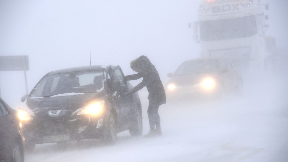 SMHI klass 1-varnar för snöfall vid kusten.