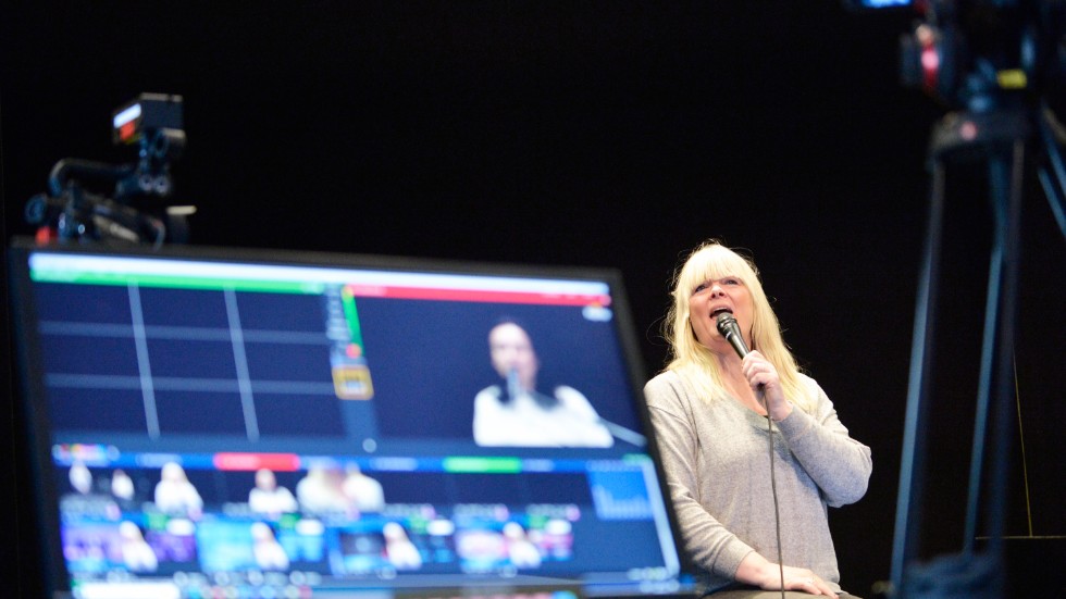 Den som tittar på programmet ”Så mycket bättre” har hört Britta Bergström sjunga många gånger. Nu är hon aktuell med den pandemianpassade miniturén ”I kulissen” tillsammans med Kerstin Ryhed. 