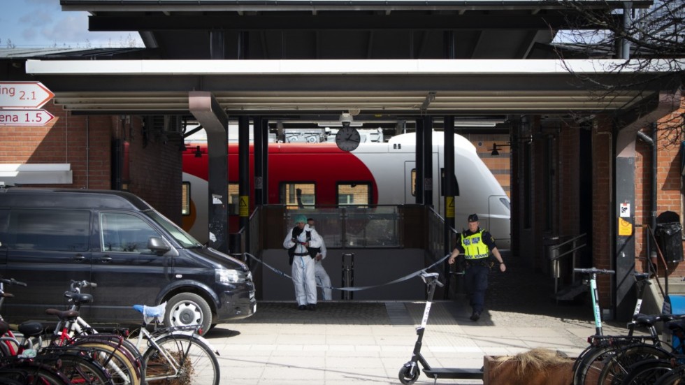 Den 16 april mördades en 44-årig kvinna vid resecentrum i Linköping. En 40-årig man sitter häktad som misstänkt för dådet. 